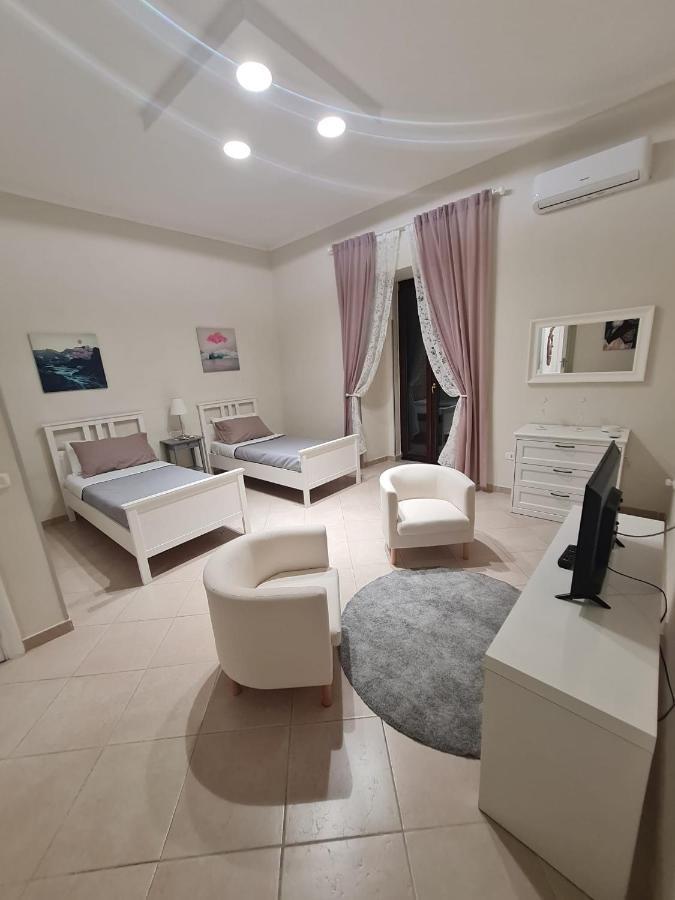 Palizzi'S Home Behind Plebiscite Square Наполи Екстериор снимка